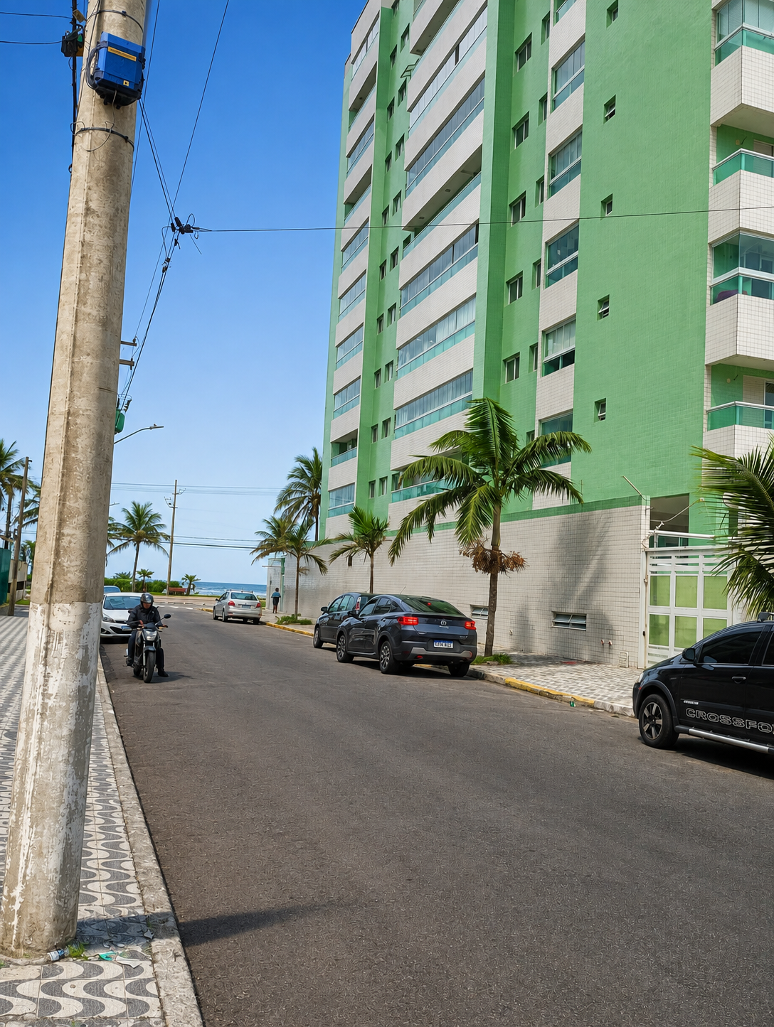 Apartamento com piscina e prédio frente mar à venda em Praia Grande