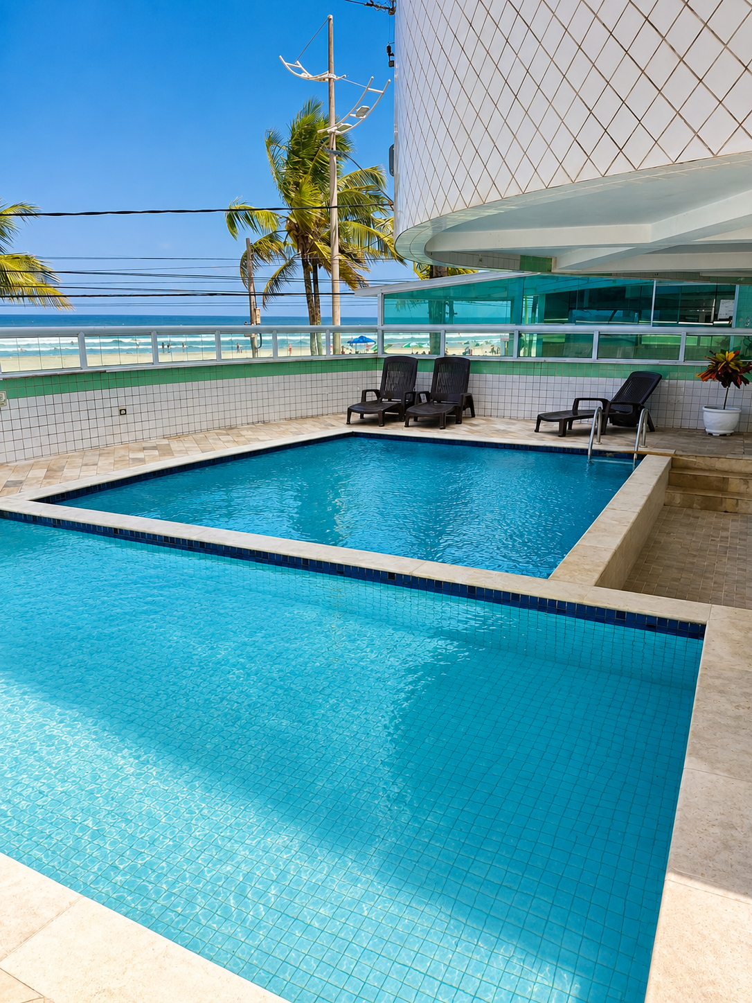 Apartamento com piscina frente mar para temporada em Praia Grande
